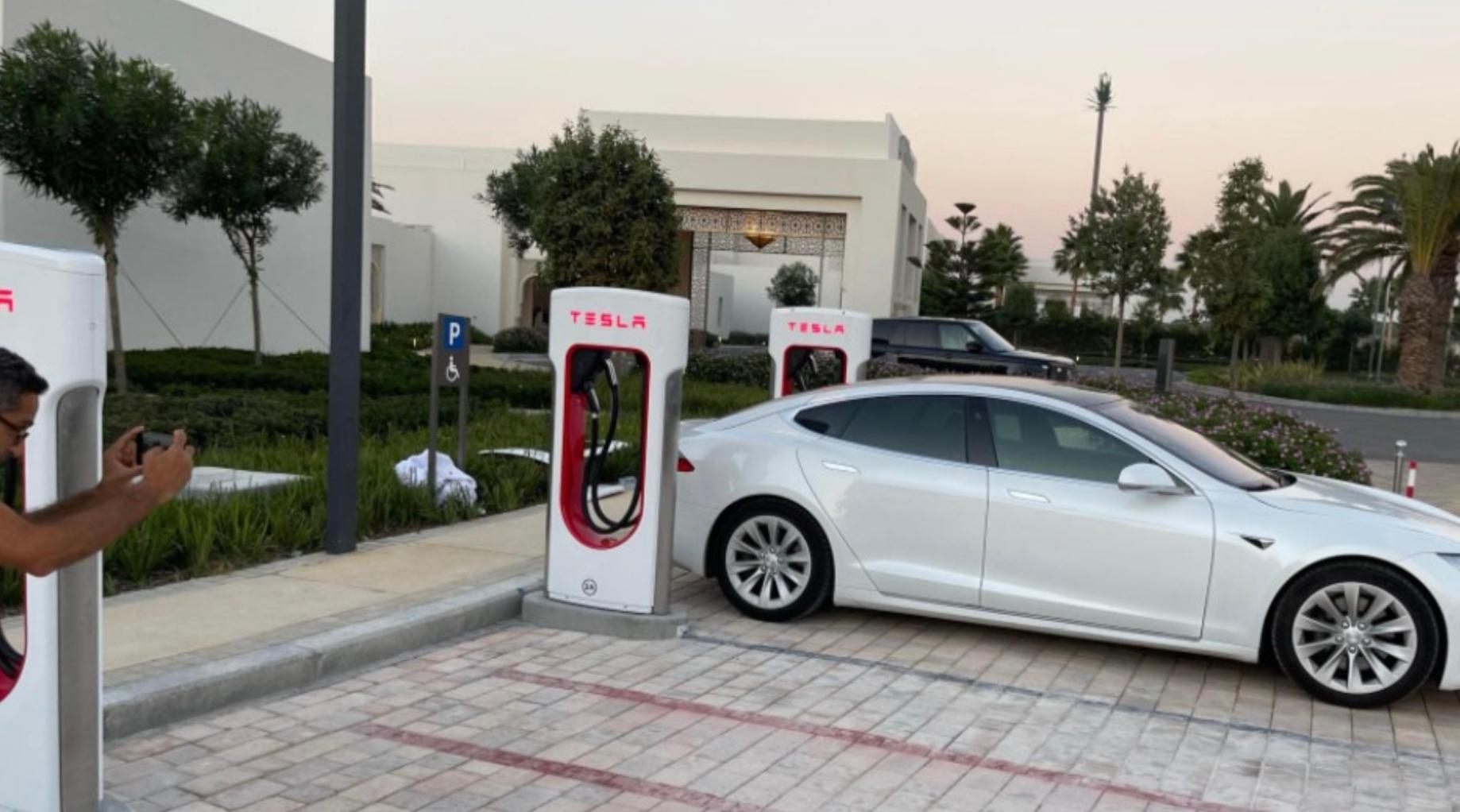 Tesla installe ses premières stations Superchargeurs au Maroc