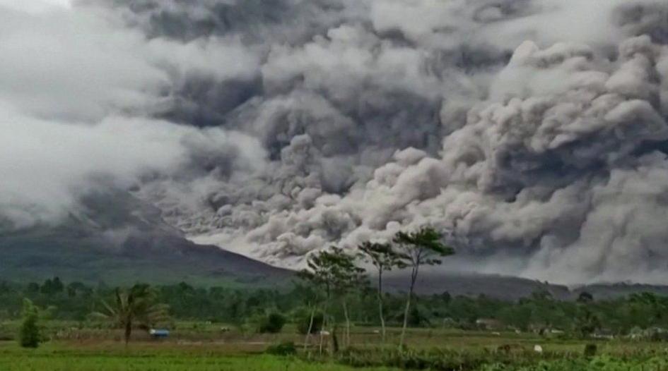 Indonésie : l'éruption du volcan Semeru libère un nuage de cendre de 12.200m d'…